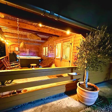 Mediterranean Style Chalet With Jacuzzi And Garden Near Amsterdam Vijfhuizen Exterior photo