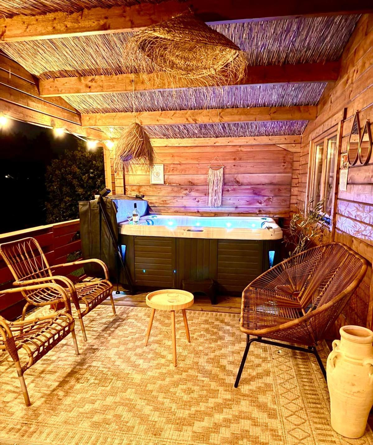 Mediterranean Style Chalet With Jacuzzi And Garden Near Amsterdam Vijfhuizen Exterior photo